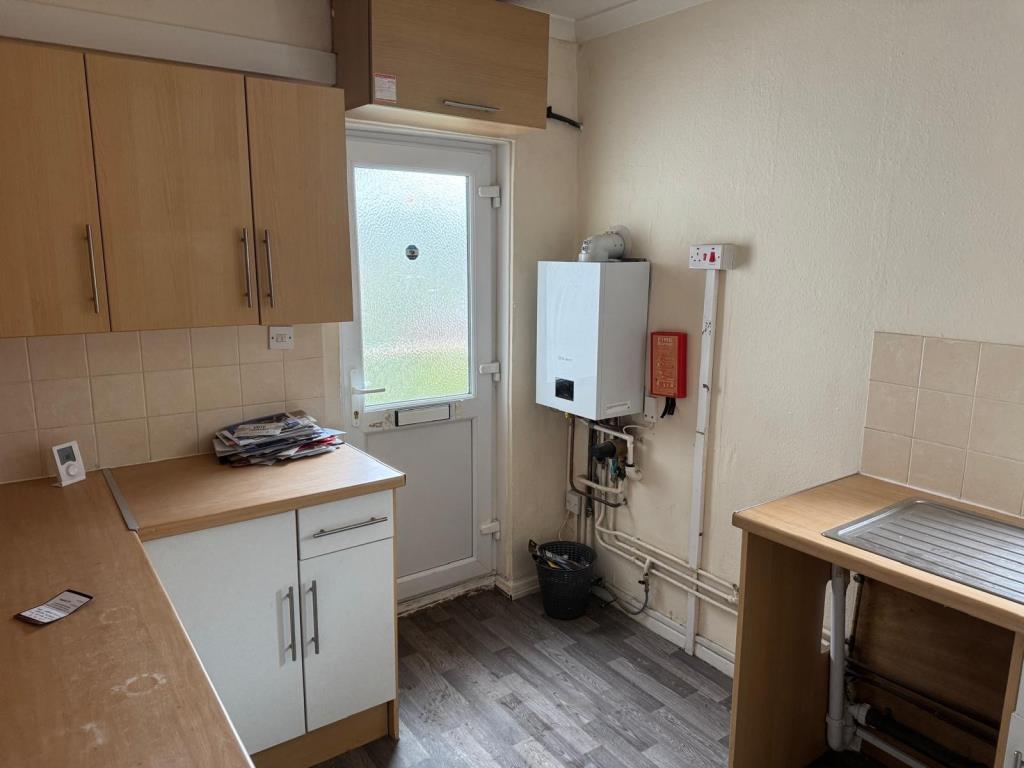 Lot: 143 - FIRST FLOOR FLAT FOR INVESTMENT - kitchen with combi boiler
